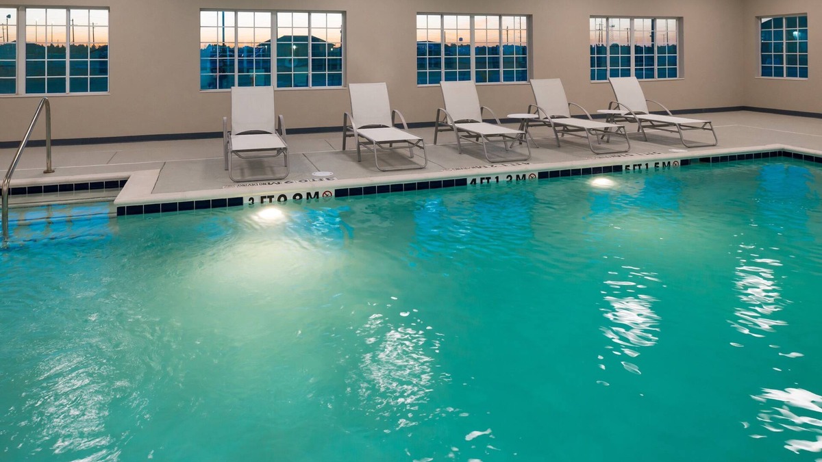 Pecos Condo | Free Breakfast. Pool. Gym. Great for Business Travelers!