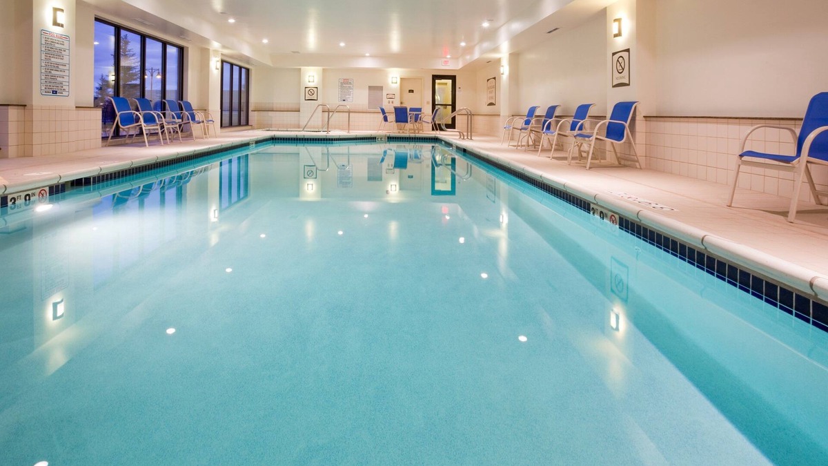 Oconomowoc Condo | Free Breakfast, Pool, Hot Tub, Gym. Great Suite!