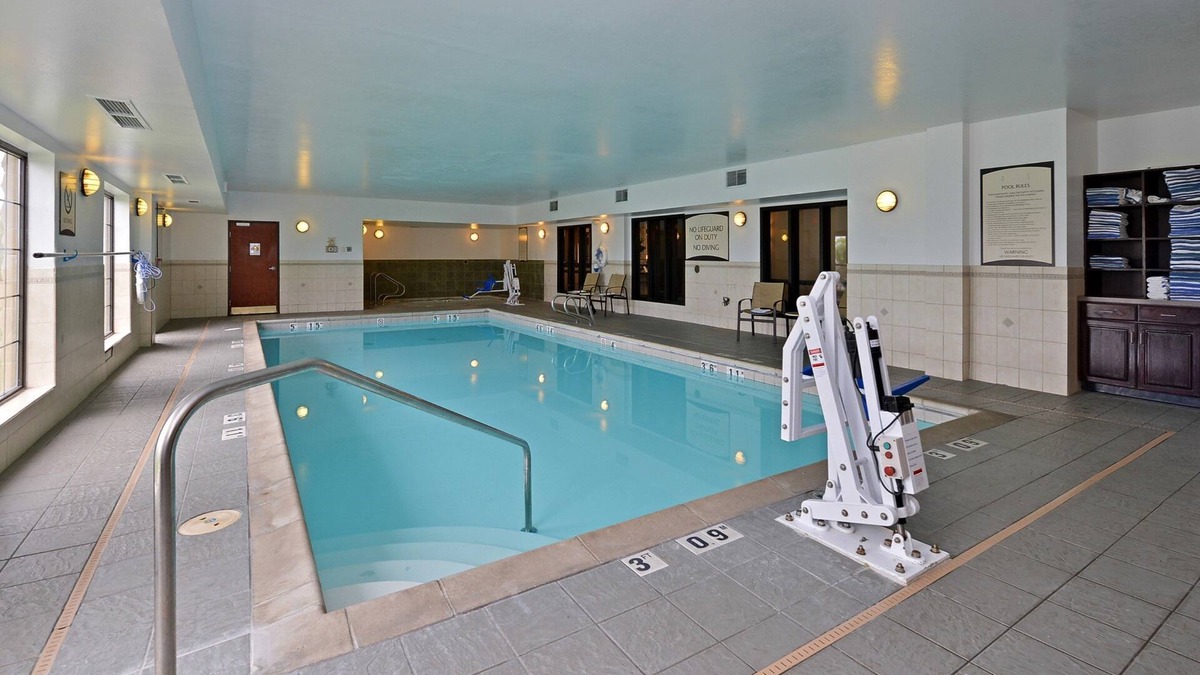 West Des Moines Apartment | Free Breakfast, Indoor Pool, Hot Tub | King Studio
