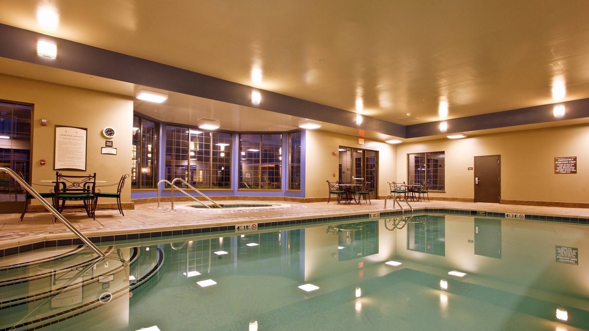 Novi Condo | Free Buffet Breakfast, Pool, Hot Tub, Business Center +Gym