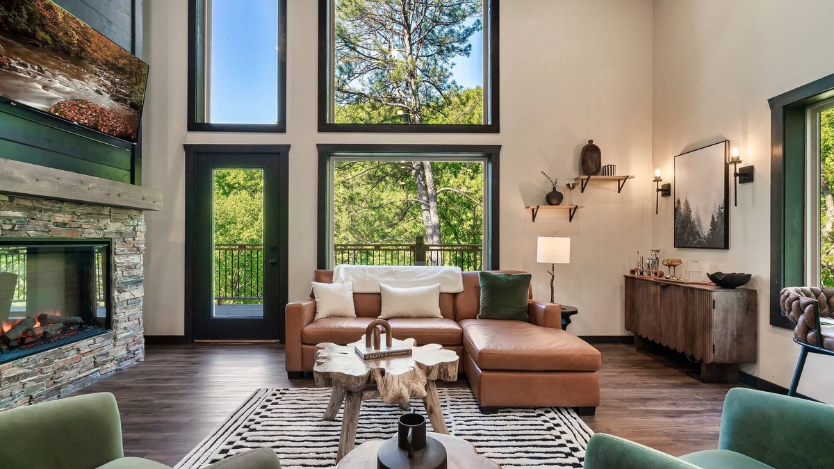 Gatlinburg - Pigeon Forge Cabin | Free Dollywood Tix/Modern/Stylish/Dog Friendly