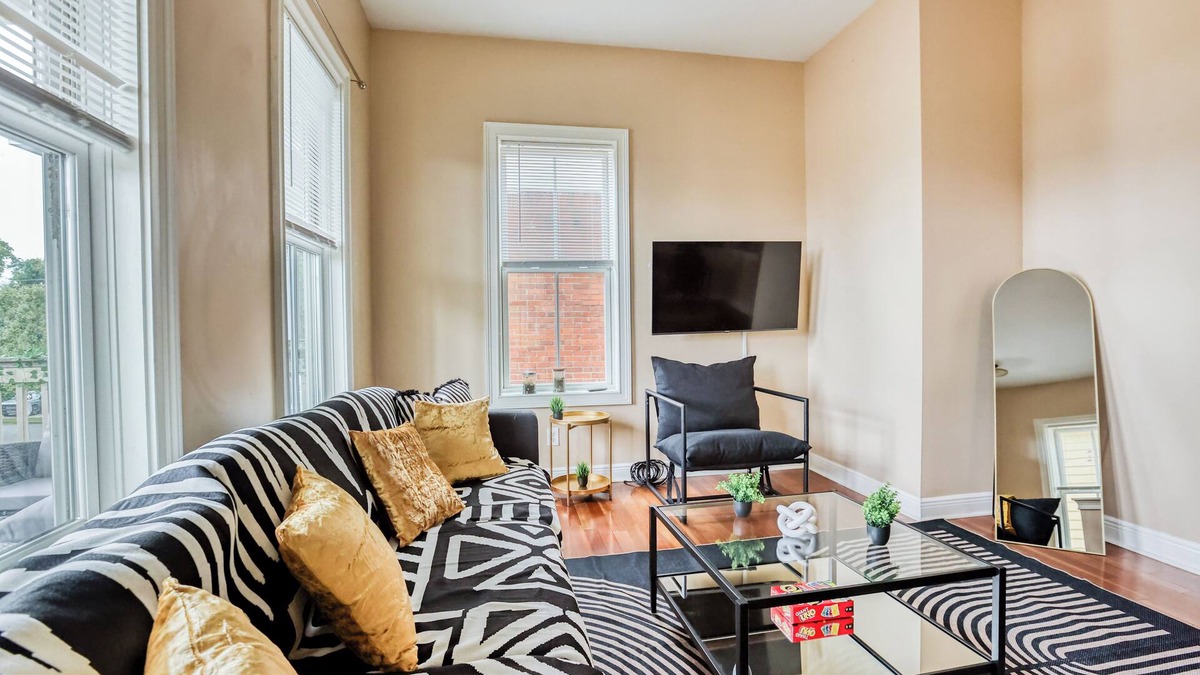Metropolitan Apartment | Free Early Check-In - Summer in Savannah - 5 mins to DT & Forsyth - Mini Gym