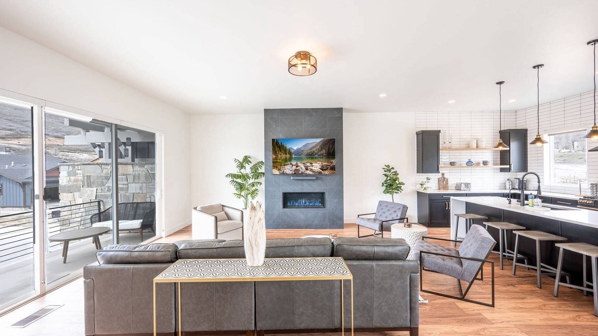 Hideout House | *FREE GOLF & KAYAKING* Perfect for Families – Modern Ski Home w/Private Hot Tub | 2 Minutes to Lake