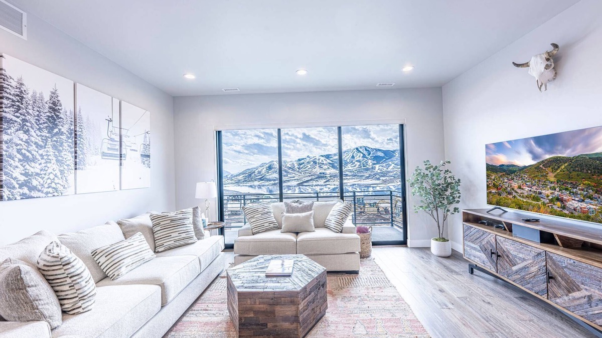 Hideout Condo | *FREE GOLF* Perfect for Families | Pet-Friendly | 2 Mins to Lake | Private Hot Tub | 2 Family Rooms