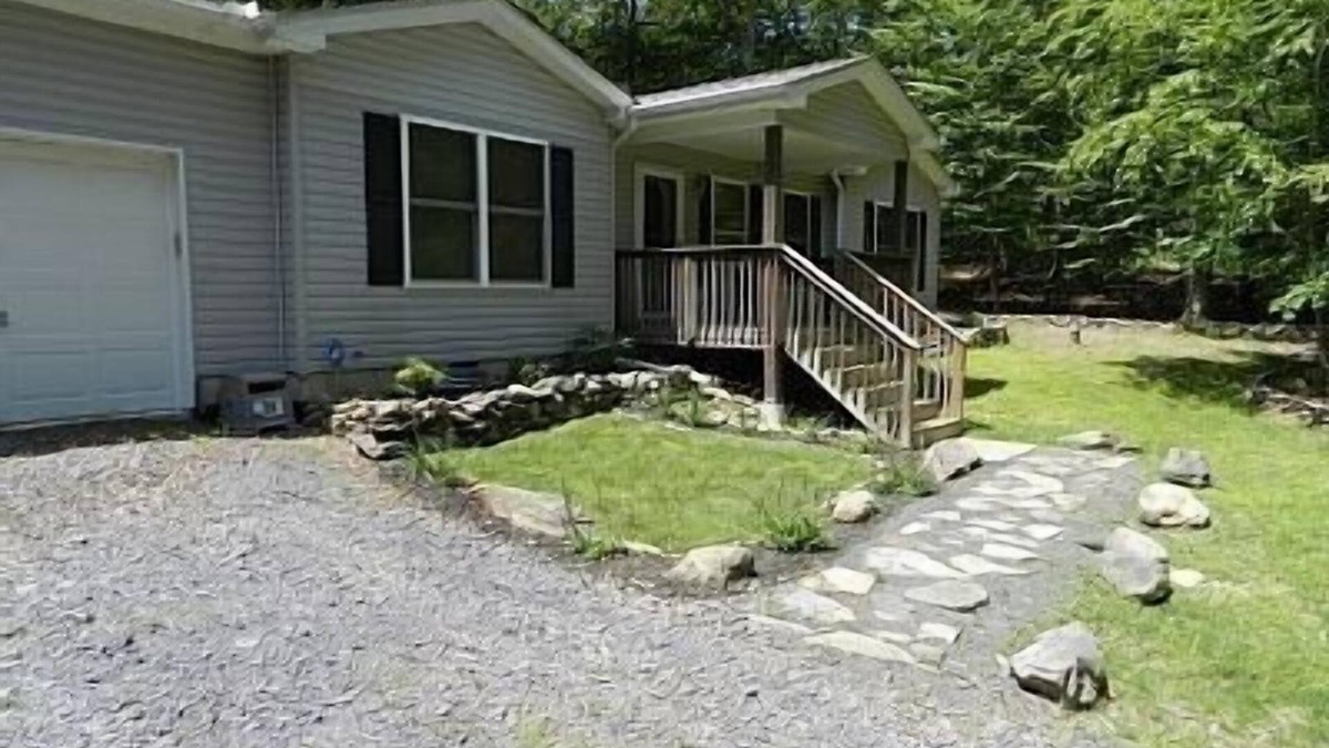 Bushkill House | FREE Horseback Riding & skiing