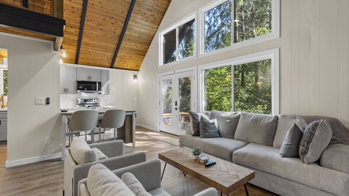 Belfair Cabin | FREE Hot Tub Use + LV 2 EV Charging! Cozy Cabin - 5 min from Belfair State Park