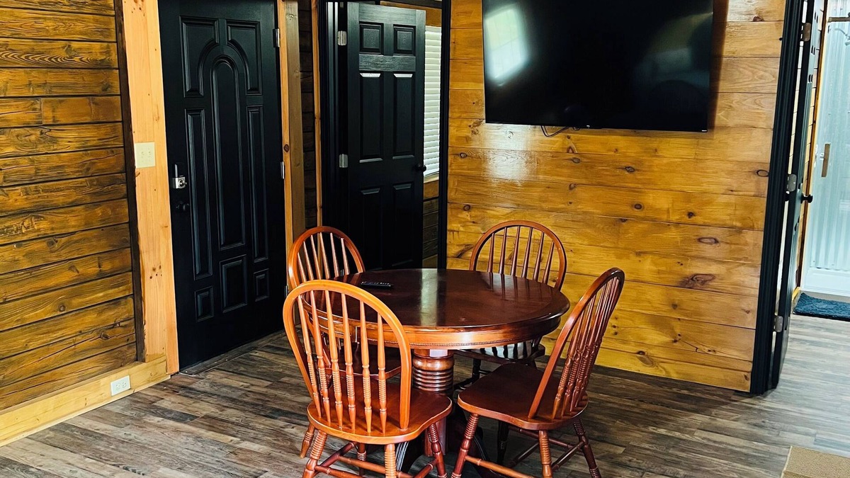 Pine Ridge Cabin | ✨FREE NIGHT PROMO✨Knotty Pine- Handcrafted Cozy Cabin-Pet Friendly- Hot Tub-RRG