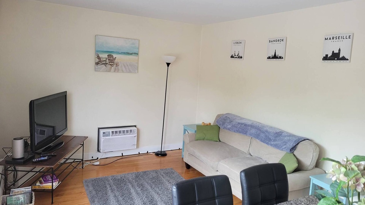 Lower East Side Bed & Breakfast | Free Parking 1 BR near Downtown & Brady St