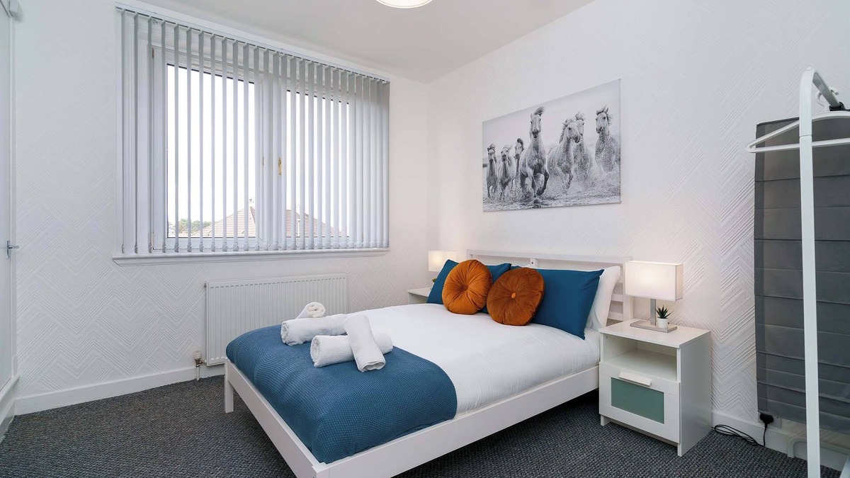 Wishaw Apartment | Free Parking - 2 Bedroom Flat