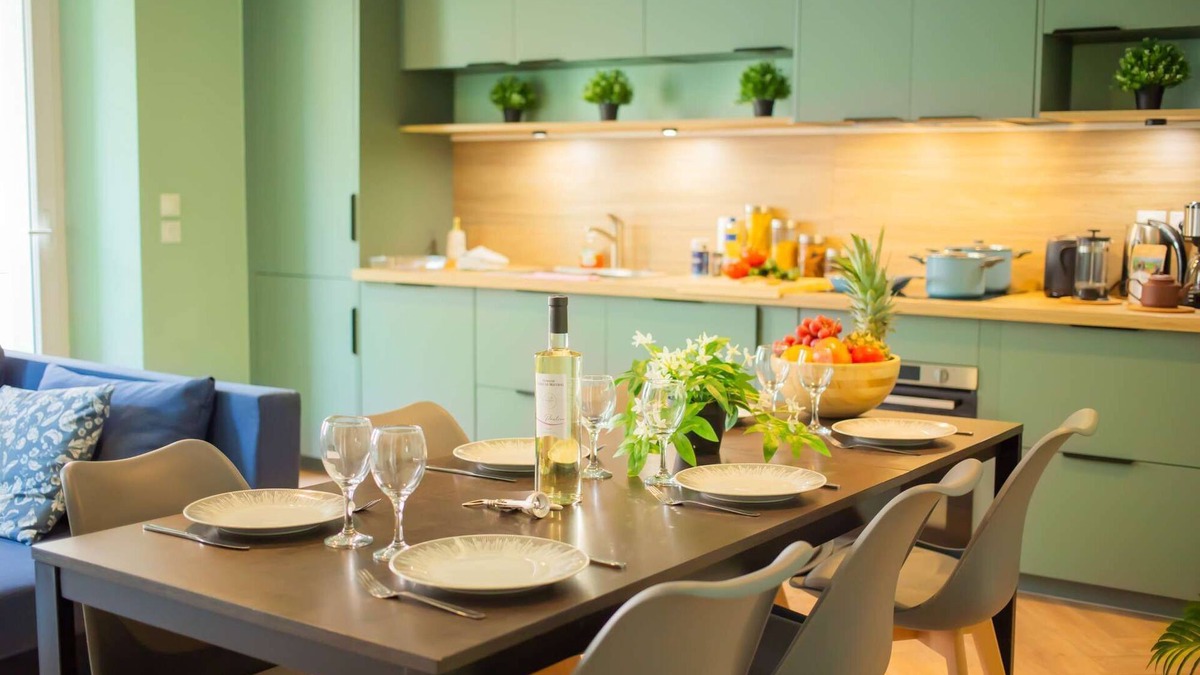 Trets Apartment | Free parking 3 min walk away, Air conditioning, Laundry, Fibre, near Rousset and domaines