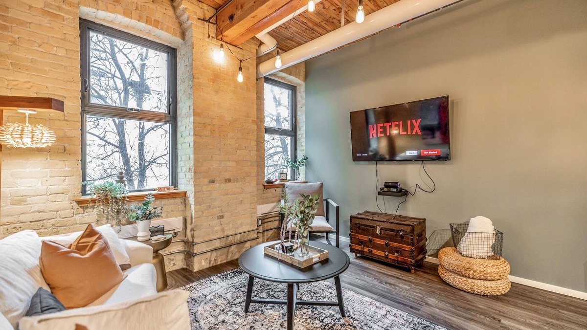 Exchange District Condo | FREE PARKING-5 Star FULLY Stocked Quiet 2 BR Loft-Central-ALL Travellers