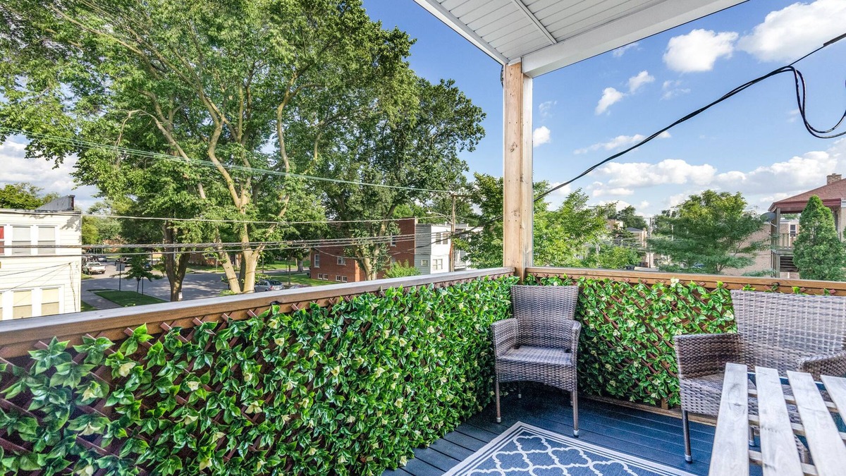 Skokie Condo | Free Parking, Balcony, near Universities, NAPA, Ravinia and train to Chicago