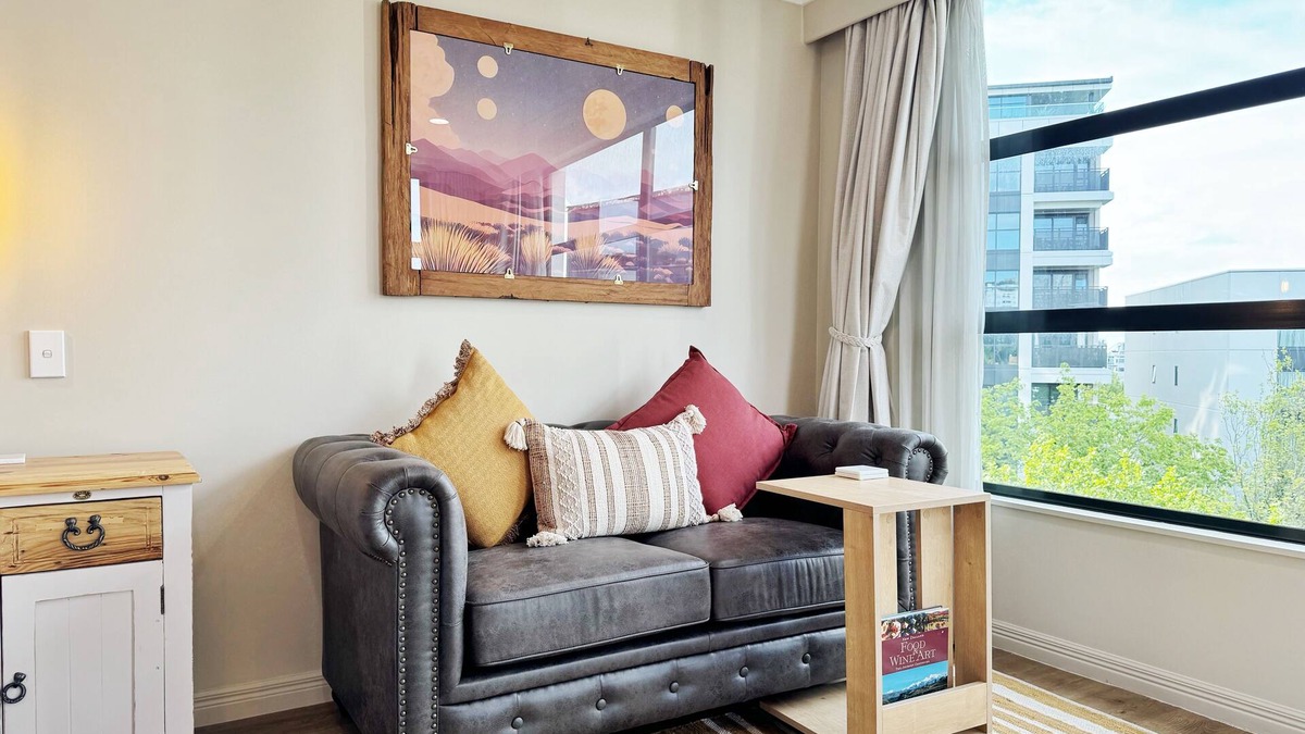 Newton Apartment | *Free parking, balcony, pool and spa*