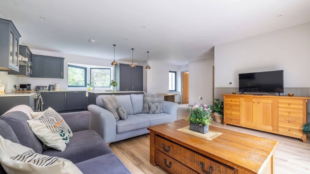 Redlynch House | |Free Parking|Chic|4BR|2.5Bath|Woodland Retreat|