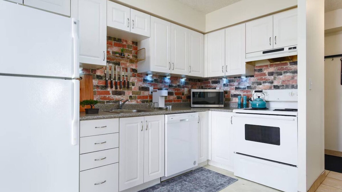 Waterloo Apartment | Free Parking! Clean & Cozy Stay