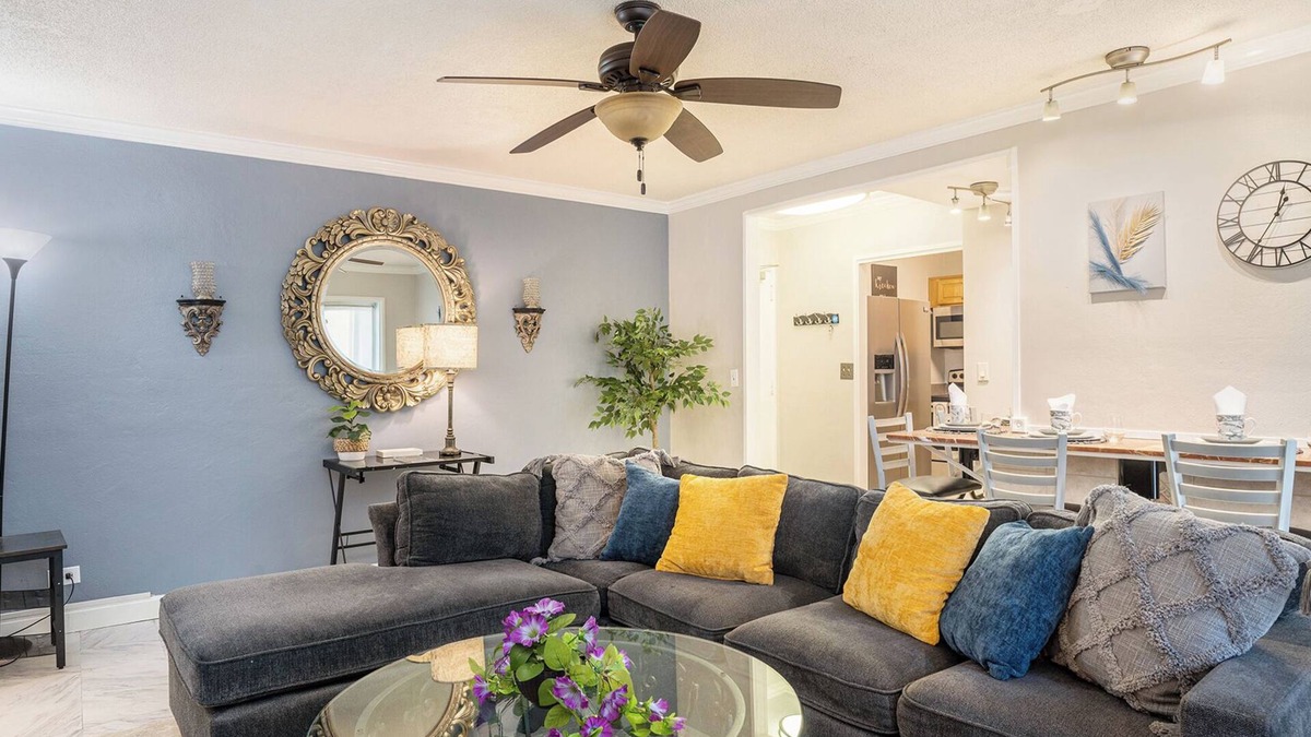 Peachtree Center Apartment | Free Parking,Downtown Condo, Walk to GA Aquarium, Mercedes-Benz, Centennial Park