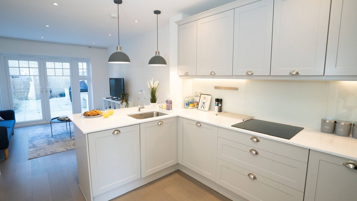 Reading House | Free parking - Garden - Long stays - sleeps 8