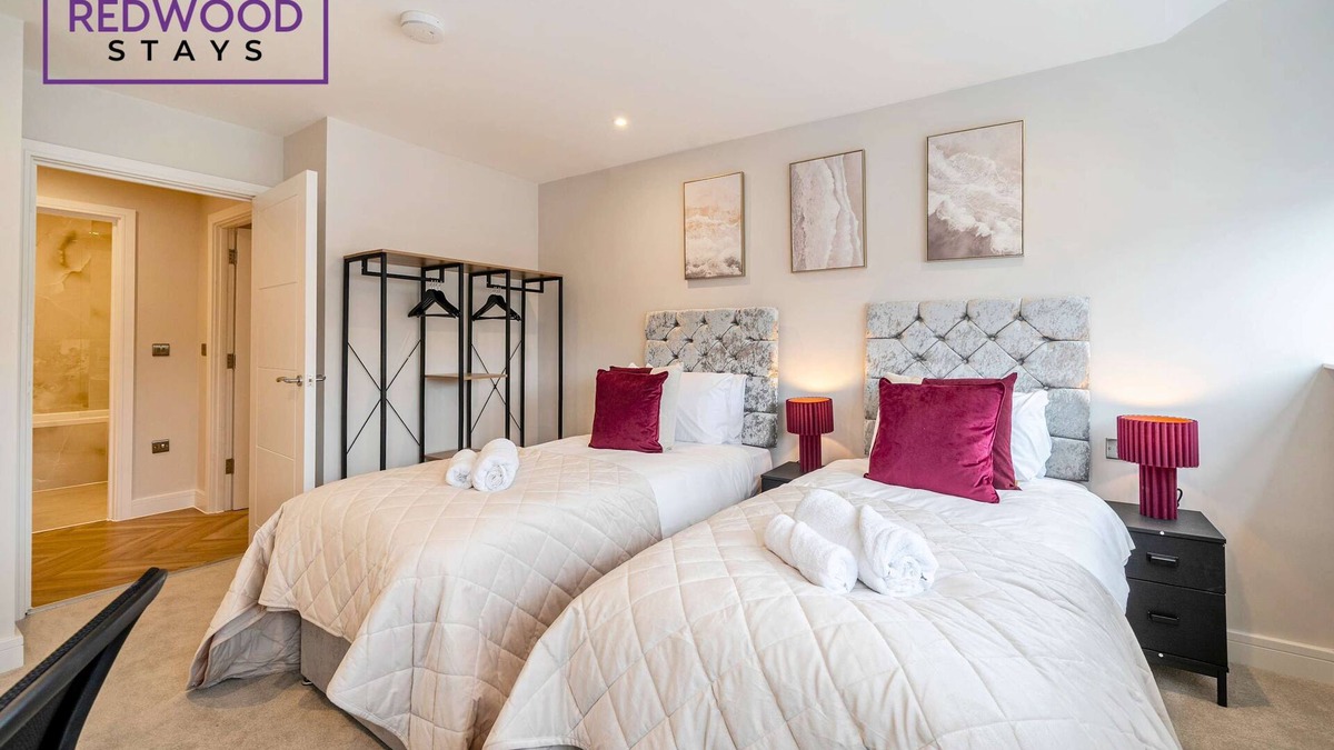Rushmoor District Apartment | FREE Parking, Hi-Speed WiFi,55 Inch 4K TV LongStay