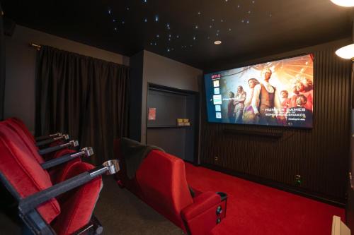 Linwood Villa | Free Parking -Kids Games Room w PS5, Arcade- Central-7 Bathrooms- Cinema