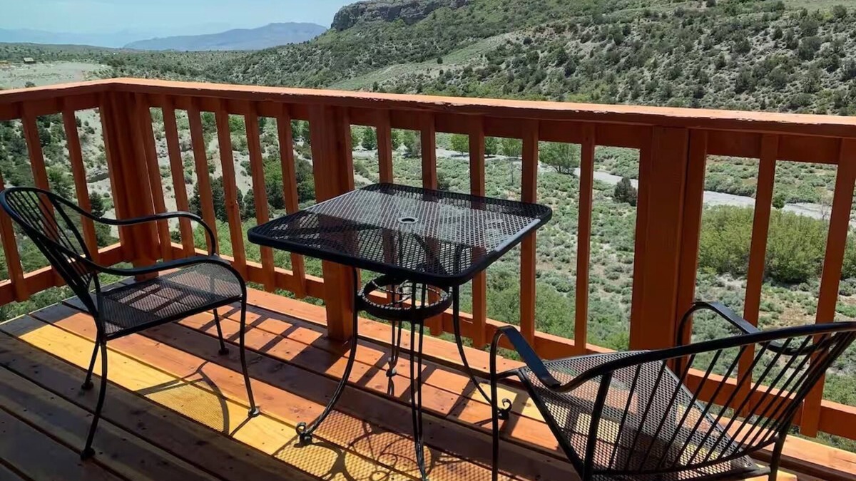 Mount Charleston Hotel | Free Parking, Pet-Friendly Comfort & Year-Round Entertainment in the Pines
