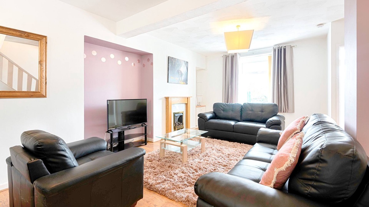 Landore House | Free Parking, Spacious Living Room, Garden