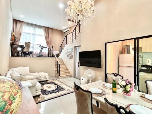 Lat Phrao Apartment | Free pick up/Stunning Luxury Family Home 3B3B