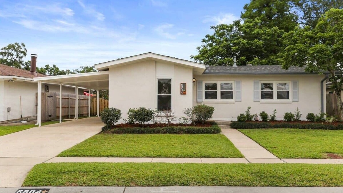 Kenner - Louis Armstrong International Airport Apartment | Free-standing Beauty w Covered Parking and Yard