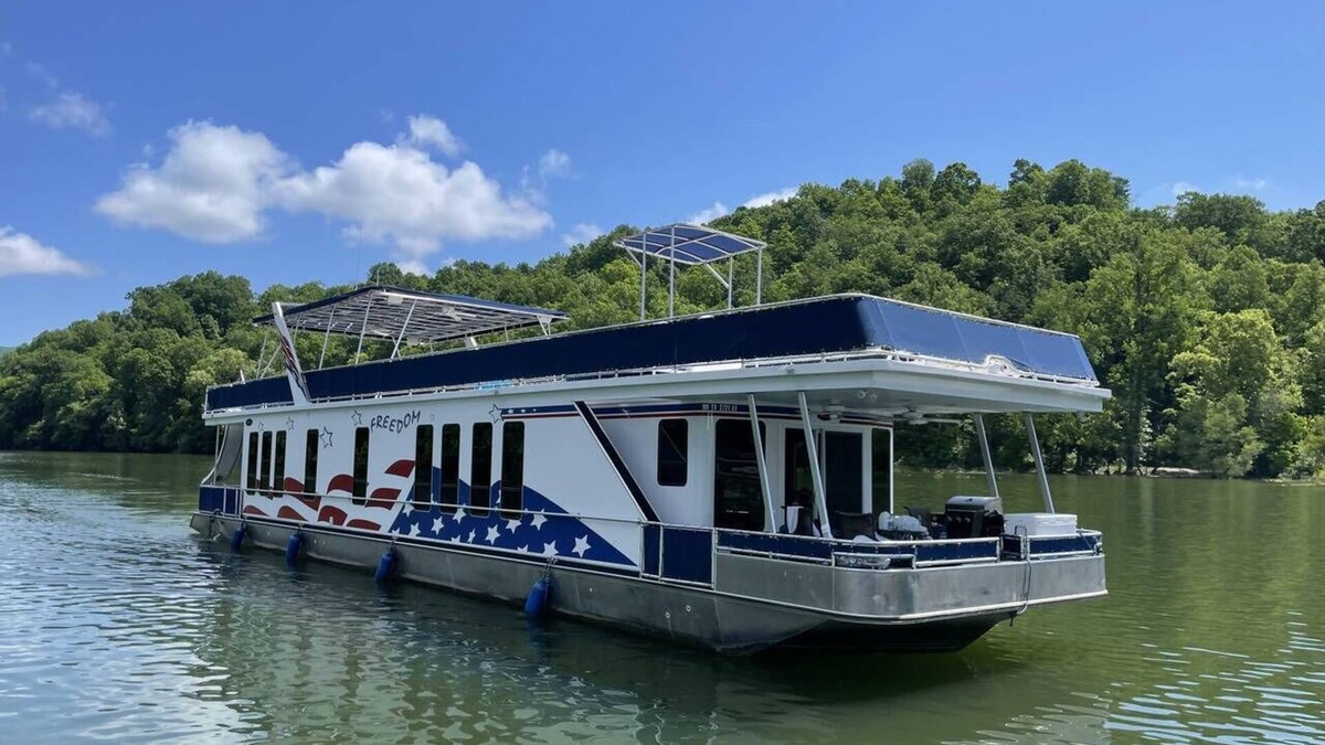 Byrdstown Boat Rental | Freedom is your home away from home on the water!