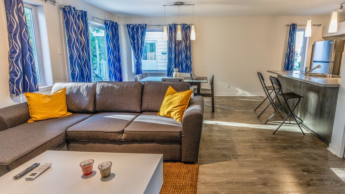 Laval-des-Rapides Condo | FreeParking Condo 2BRs 4beds AC Wi-Fi Smart TV
