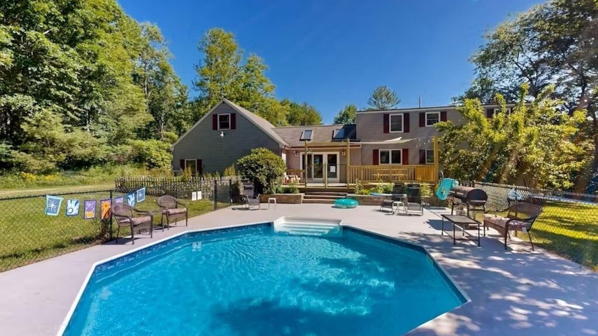 Durham House | Freeport Landing Spacious 4-bdrm house pet friendly, swimming pool, private yard