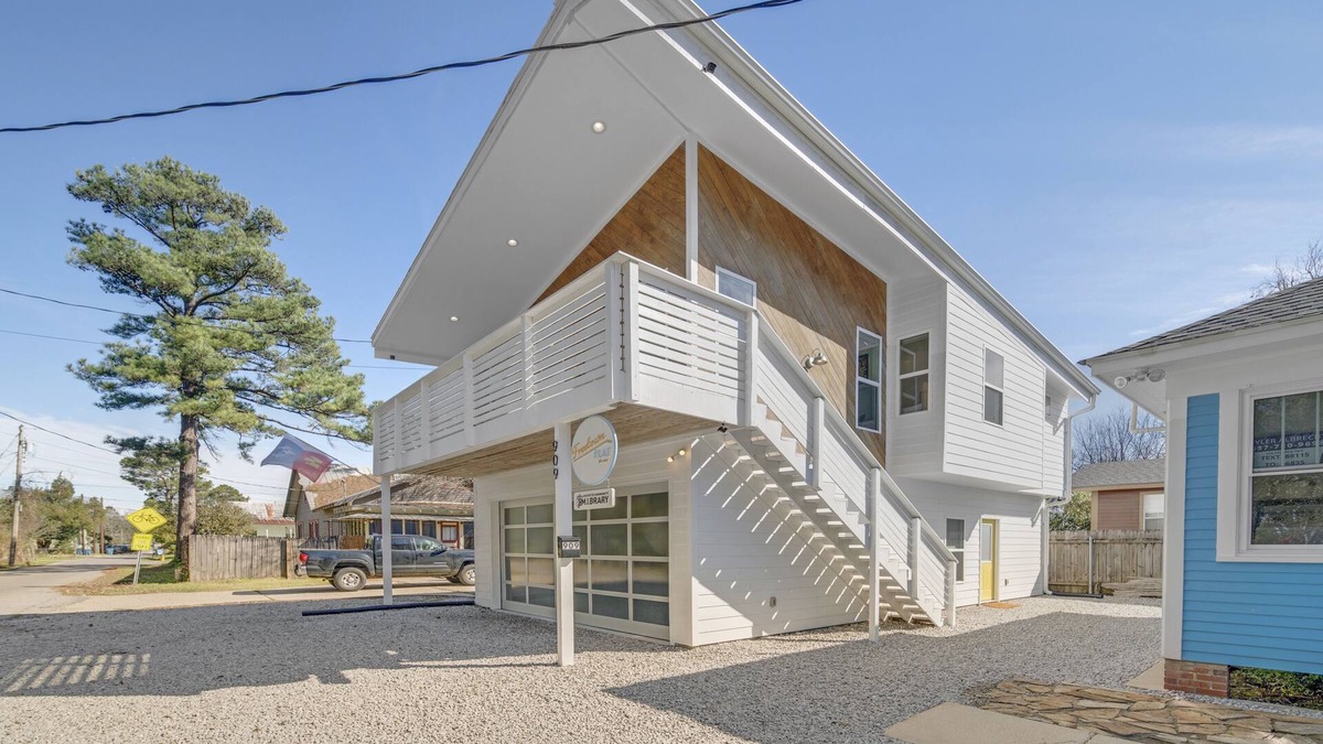 Freetown - Port Rico Cottage | Freetown Flat - Beautiful, Unique, Central!