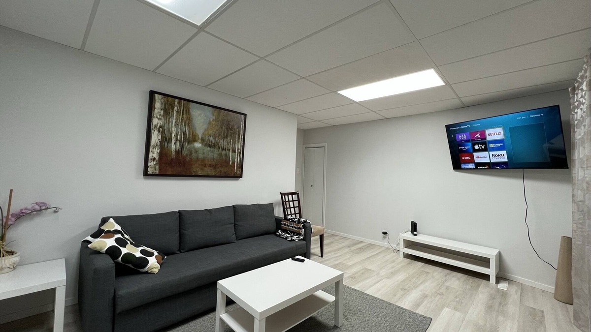 Winnipeg House | French district Main floor of the duplex house - clean and quiet - Pet Friendly!