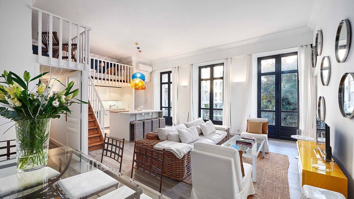 Cannes City Centre Apartment | French Elegance 2 bedroom 3 bath 500 metres to beach