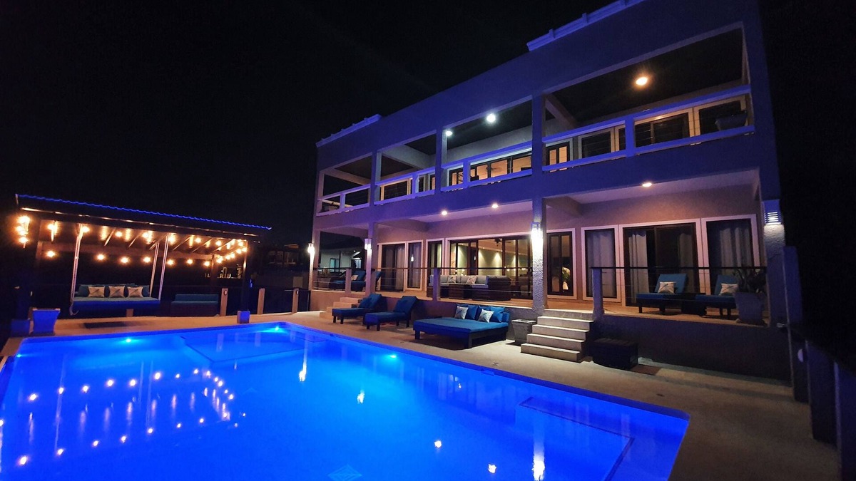 Lighthouse Estates House | French Harbor Suite (King Suite)