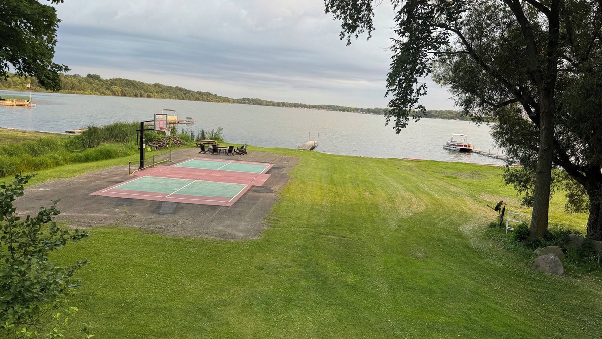 Annandale House | French Lake Shore Pickleball