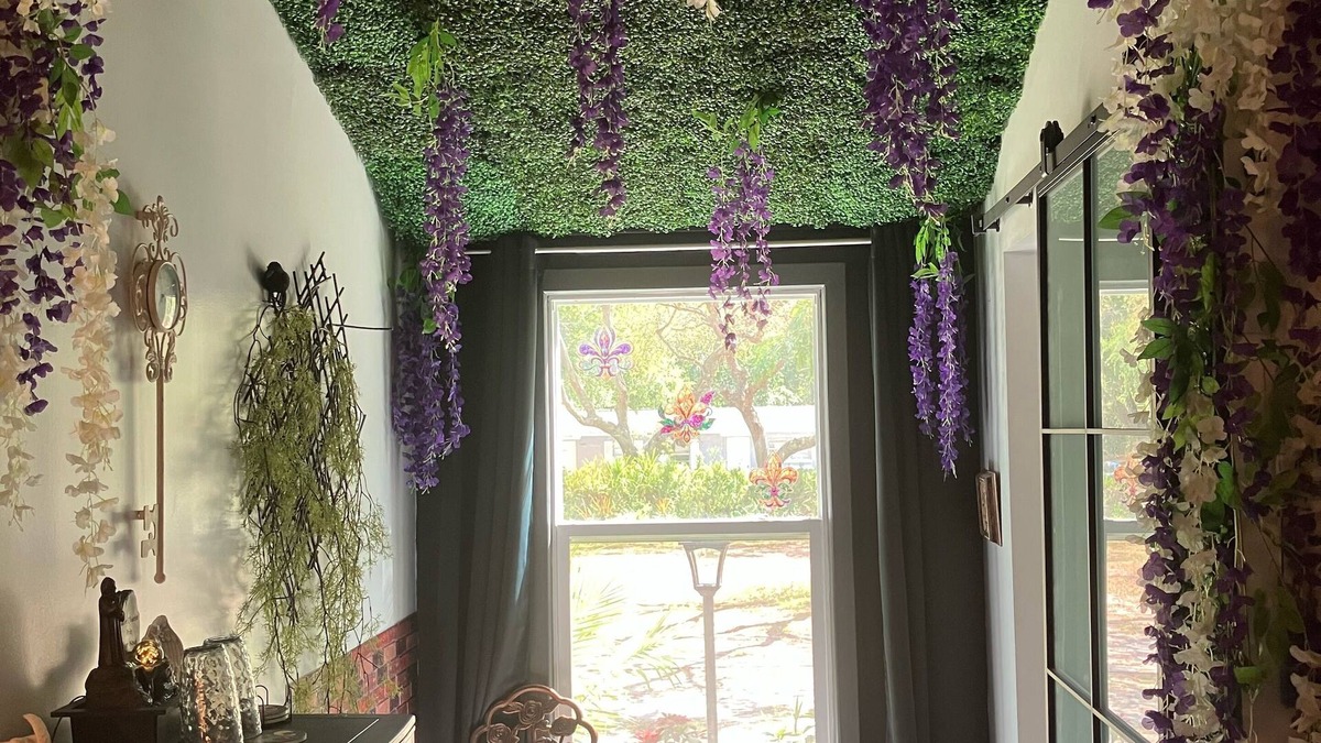 Bearss Plaza Hotel | French Quarter Garden Hotel Room Pool Hot Tub