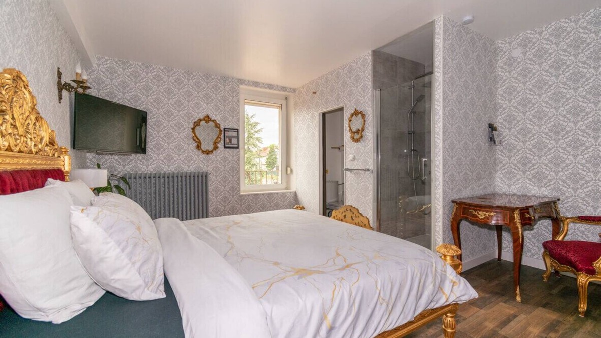 Puttelange-aux-Lacs Apartment | French Royal Room.