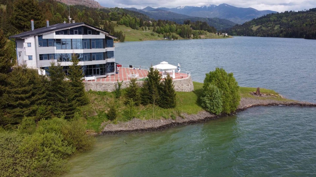 Colibita Villa | French villa on the shore of Lake Colibita