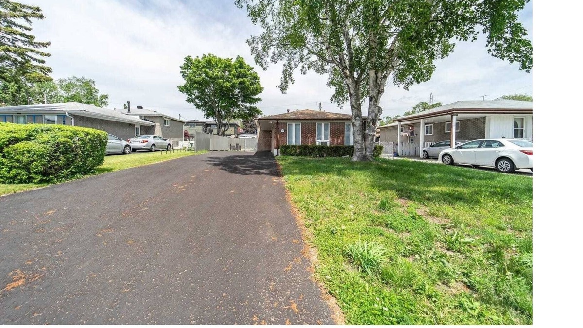 Pickering House | FRENCHMAN'S BAY area, Walking distance to the lake Ontario and to the GO train.