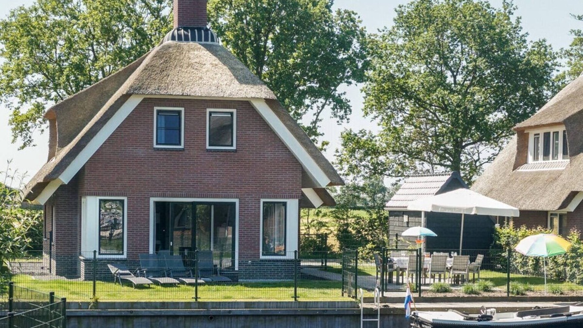 Idskenhuizen House | Freonskip is an 8 person child friendly water villa.