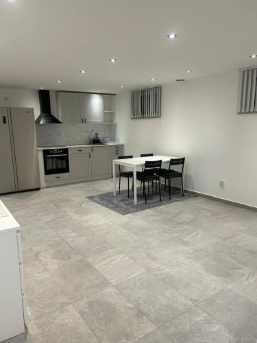 Rosengard Apartment | Fresh and newly renovated basement apartment