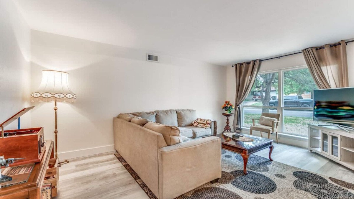 Fort Worth House | Fresh Clean 3-BR Home Mins to Downtown, TCU, NAS JRB, Sports, FW Zoo, Stockyards