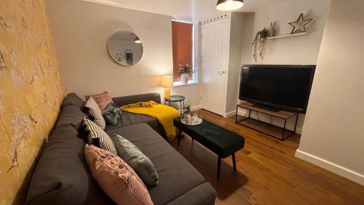Gravesend Apartment | Fresh comfy space, feel at home.