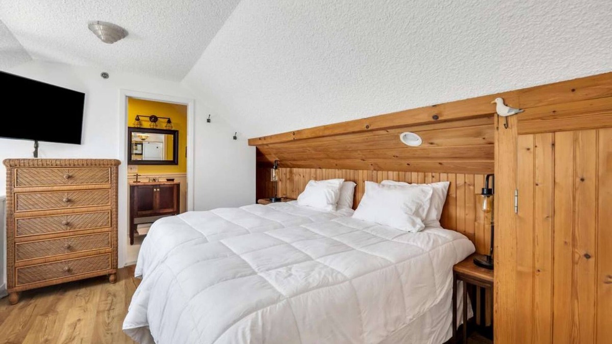 Napeague Apartment | Fresh&Crisp 1BR w/Loft, Corner Unit + Amazing View