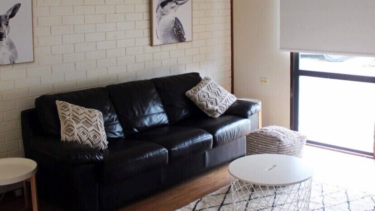 Kingscote Apartment | Fresh, relaxed 2 bedroom apartment, only 1.9kms from the beach, close to shops