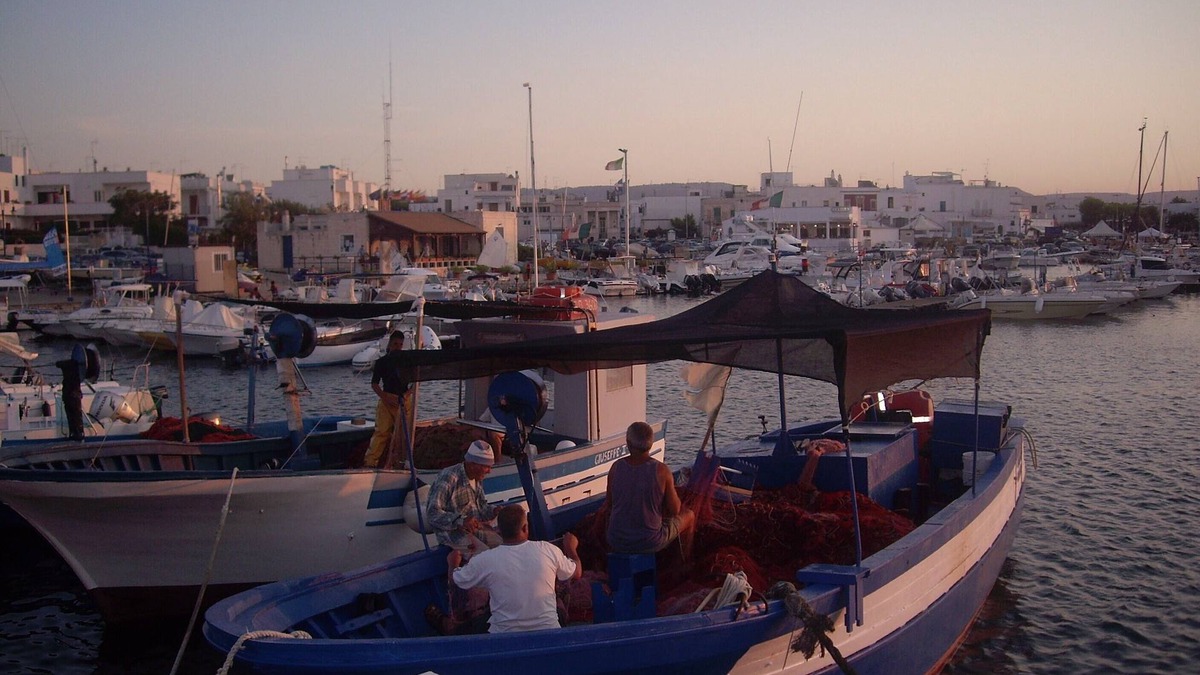 Marina di Ostuni Apartment | Fresh renov. Penthouse, sea views, right on the fishing port, 50 m sea