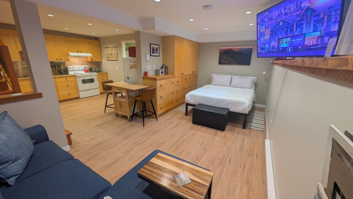 Rossland Apartment | Fresh Studio Apartment in Central Rossland