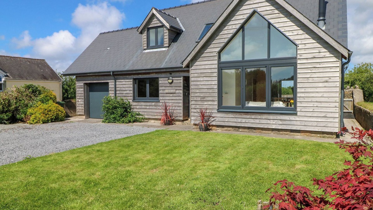 Carew Newton Cottage | FRESH WINDS, pet friendly, with open fire in Carew
