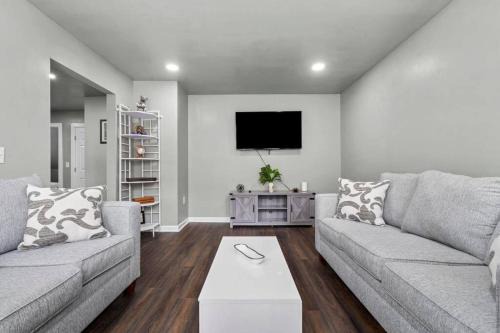 New Britain Apartment | Freshly Redone & Newly Furnished! A MUST SEE!