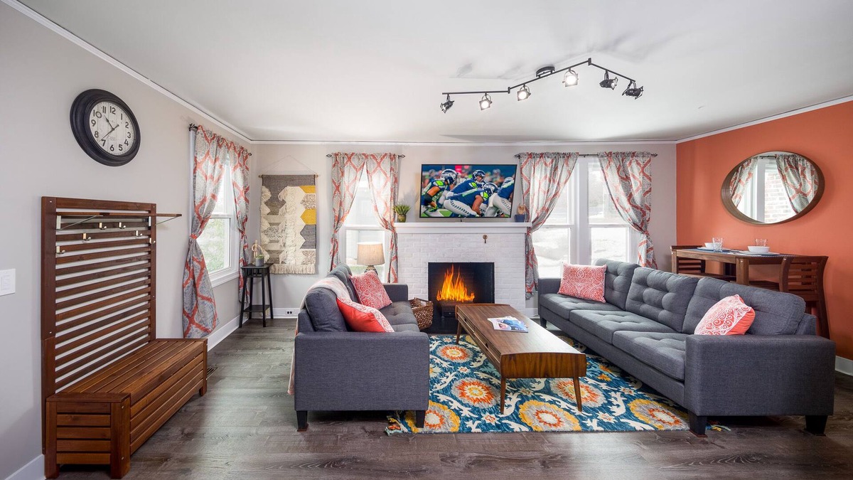 Hood River House | Freshly Remodeled 2 Bedroom Private House in Central Hood River. License # 715